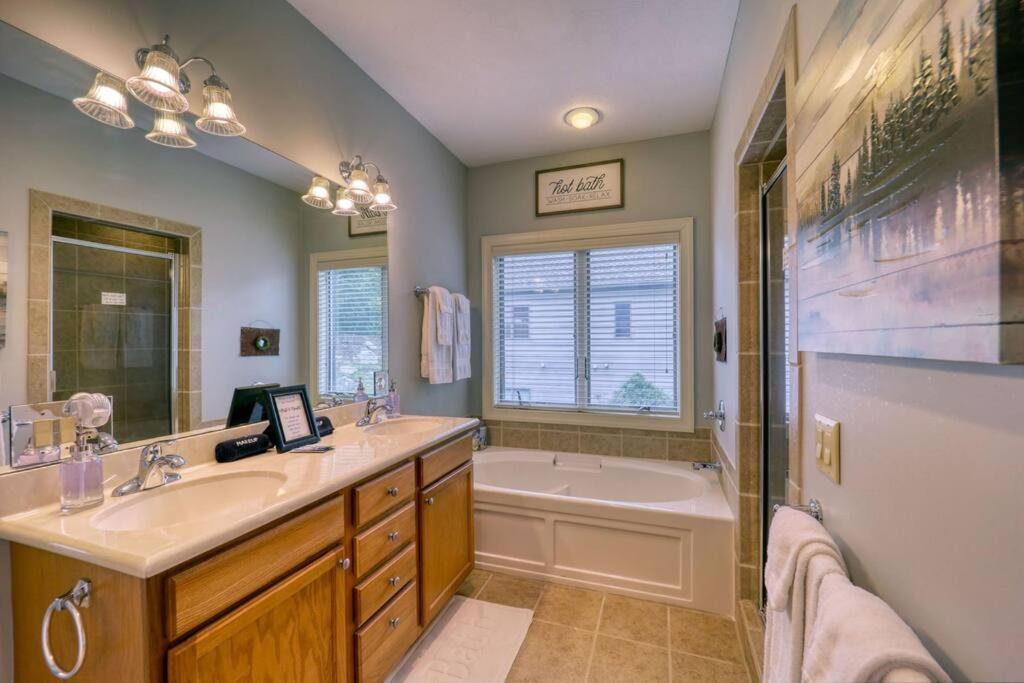 Bucket List Views Sugar Mountain Private Condo - 2Bed, 2Bath, Sleeps 6, Panoramic Views Of Mountains From Large Deck, Short Drive To Shopping, Restaurants, Cafes & Banner Elk Town Luaran gambar